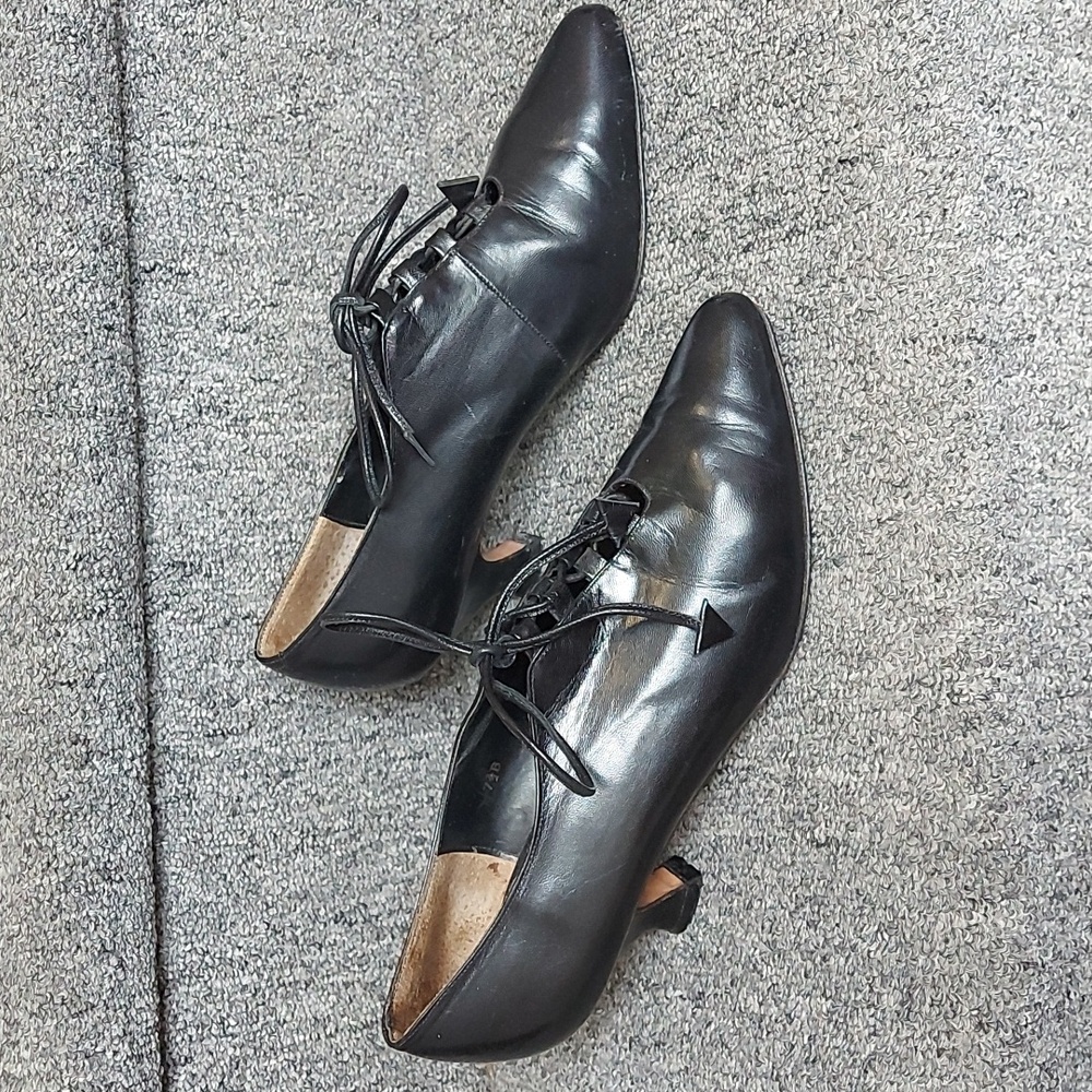 Heeled lace up leather pumps